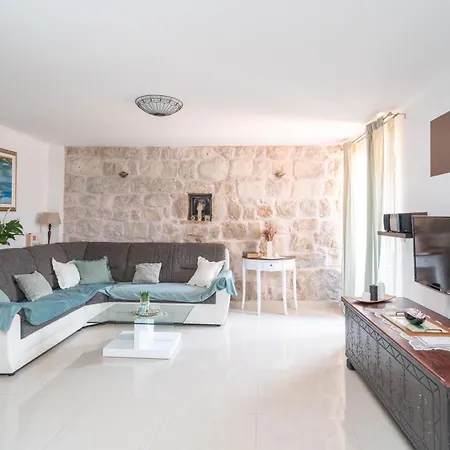 Majkovi 度假居 斯拉诺